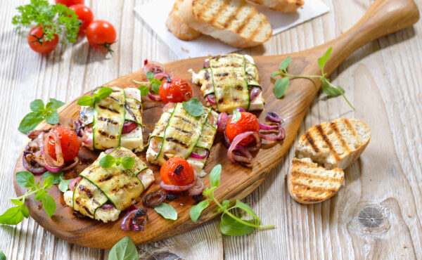 Vegetarisch grillen: Leckere griechische Feta-Zucchini-P&auml;ckchen  mit Zwiebeln und Kr&auml;utern sowie  Grilltomaten &ndash; Grilled Greek feta cheese wrapped in thin zucchini slices and onions